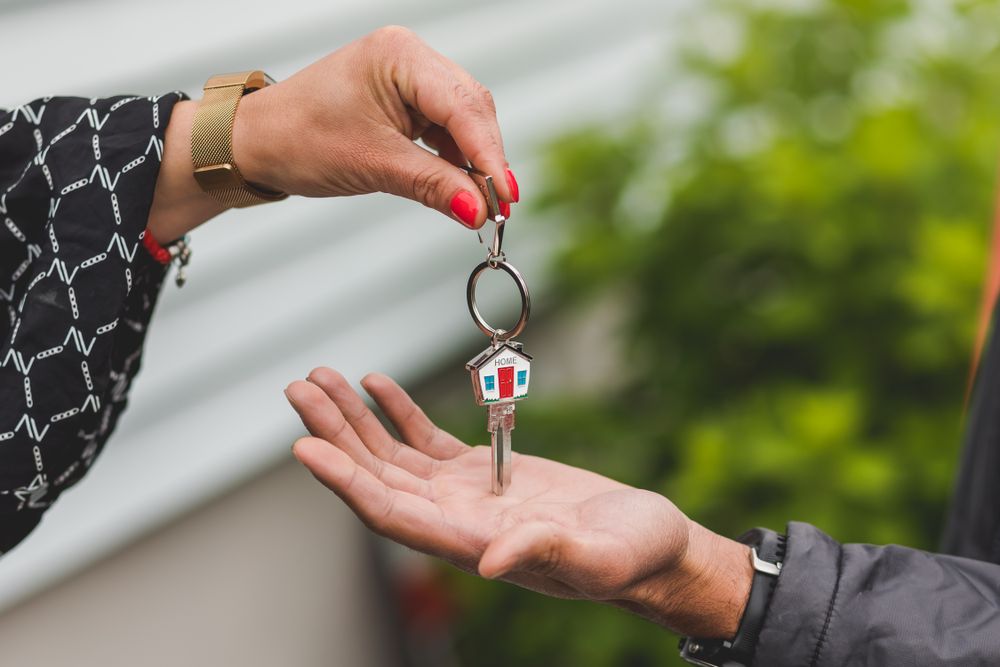 Übergabe eines Wohnungsschlüssels von Hand zu Hand nach der besenreinen Räumung